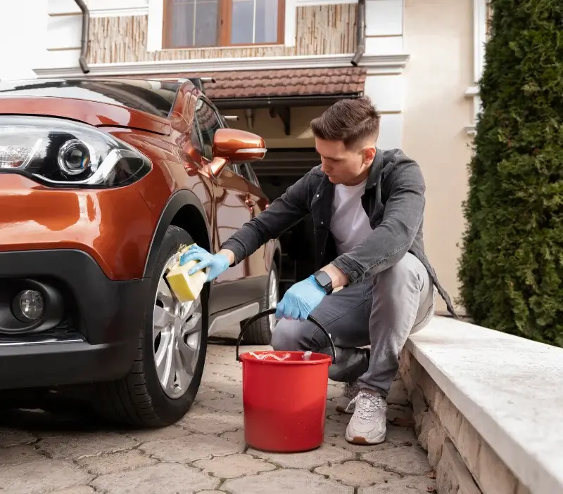 Lavage auto à domicile Pierrelatte : professionnel intervenant sur un véhicule